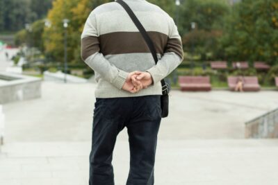 Caminar con las manos en la espalda: lo que revela este gesto cotidiano según la psicología