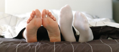 ¿Eres de los que duermen con calcetines? Es necesario que sepas esto inmediatamente.