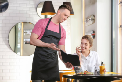 Qué revela la psicología cuando alguien ayuda al mozo a levantar la mesa